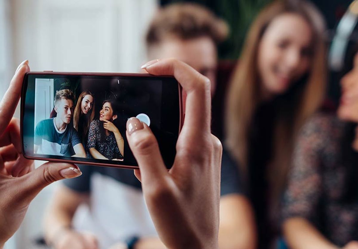 Nuestra imagen reflectada no es nuestra imagen real, sino su reflejo o imagen especular. Nuestra imagen reflectada no es nuestra imagen real, sino su reflejo o imagen especular.