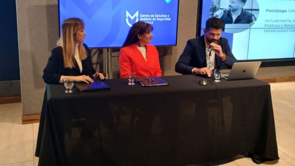 Anabel Fernández Sagasti y Marisa Garnica en la presentación del Centro de Estudios y Análisis de Seguridad de Mendoza, Anabel Fernández Sagasti y Marisa Garnica en la presentación del Centro de Estudios y Análisis de Seguridad de Mendoza,