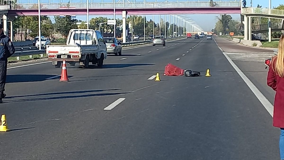 La víctima quedó tendida sobre el asfalto. Foto: Matías Pascualetti.