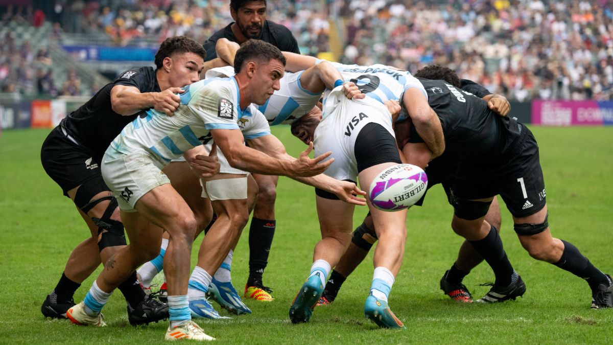 Joaquín Pellandini sale del scrum y trata de armar juego frente a la durísima presión de los neocelandeses. Joaquín Pellandini sale del scrum y trata de armar juego frente a la durísima presión de los neocelandeses.
