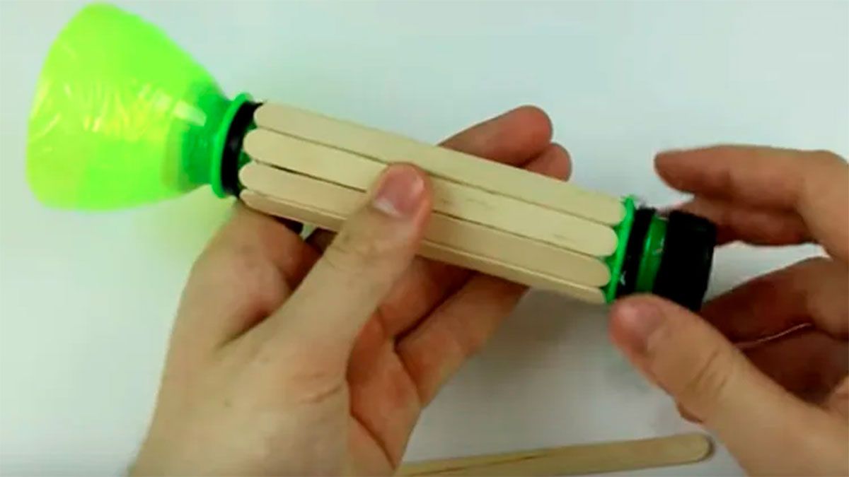 El reciclaje es la recolección y el procesamiento de desechos de papel y cartón, vidrio o plástico. El reciclaje es la recolección y el procesamiento de desechos de papel y cartón, vidrio o plástico.