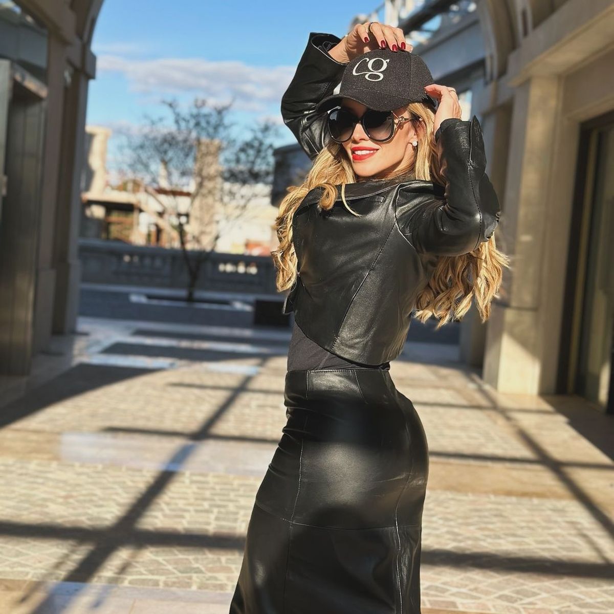 Claudia Ciardone paraliza el corporate core en clave ultra ceñida y total black. Claudia Ciardone paraliza el corporate core en clave ultra ceñida y total black.