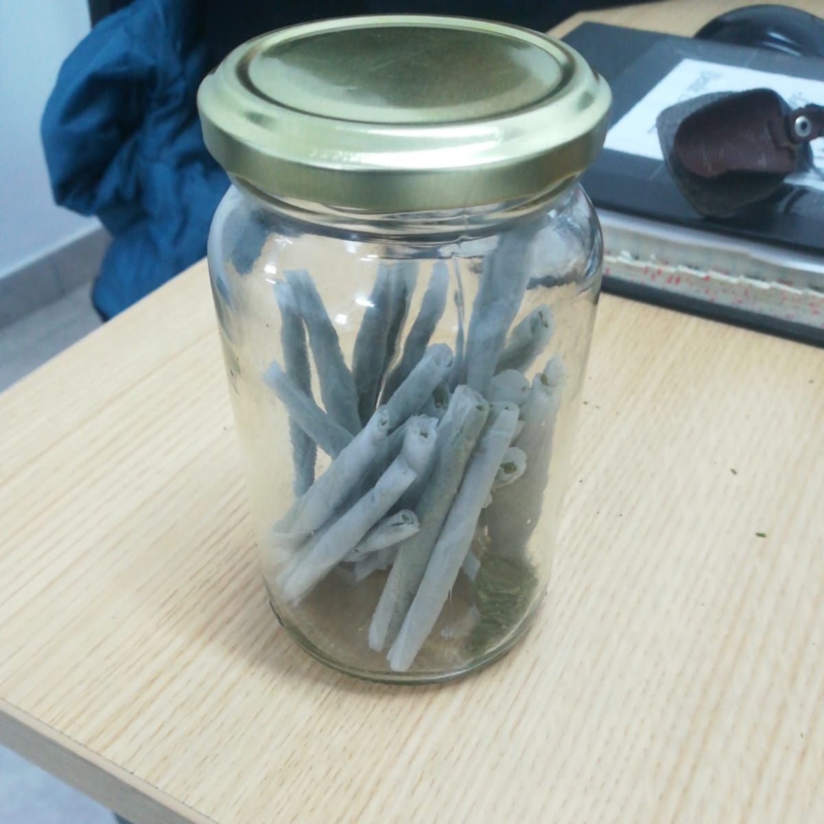 En la casa de los malvivientes se halló un frasco con 28 porros.