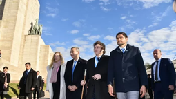 Después de la polémica, el sable corvo de San Martín volverá a quedar en poder del Regimiento de Granaderos a Caballo. Después de la polémica, el sable corvo de San Martín volverá a quedar en poder del Regimiento de Granaderos a Caballo.