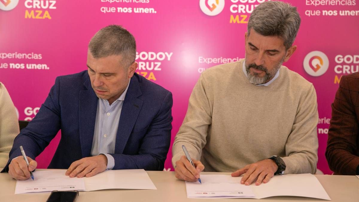 Los intendentes radicales Diego Costarelli (Godoy Cruz) y Ulpiano Suarez /Ciudad) salieron a medir sus gestiones para saber qué tendrían mejorar antes de las elecciones. Los intendentes radicales Diego Costarelli (Godoy Cruz) y Ulpiano Suarez /Ciudad) salieron a medir sus gestiones para saber qué tendrían mejorar antes de las elecciones.
