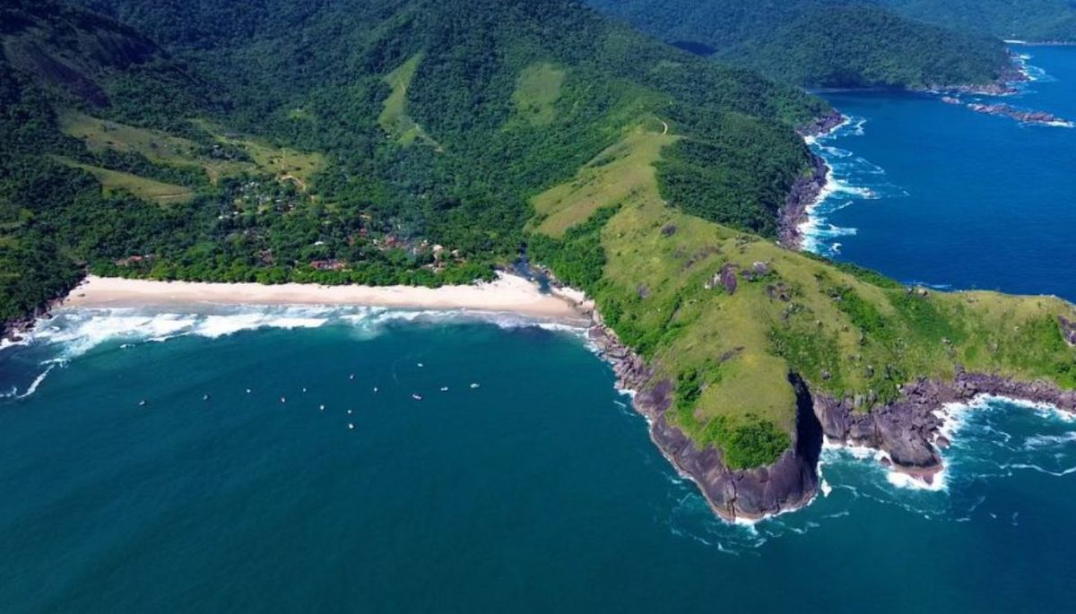  Praia do Bonete queda en el extremo sur de la isla de Ilhabela, en el estado de São Paulo, Brasil. Praia do Bonete queda en el extremo sur de la isla de Ilhabela, en el estado de São Paulo, Brasil.