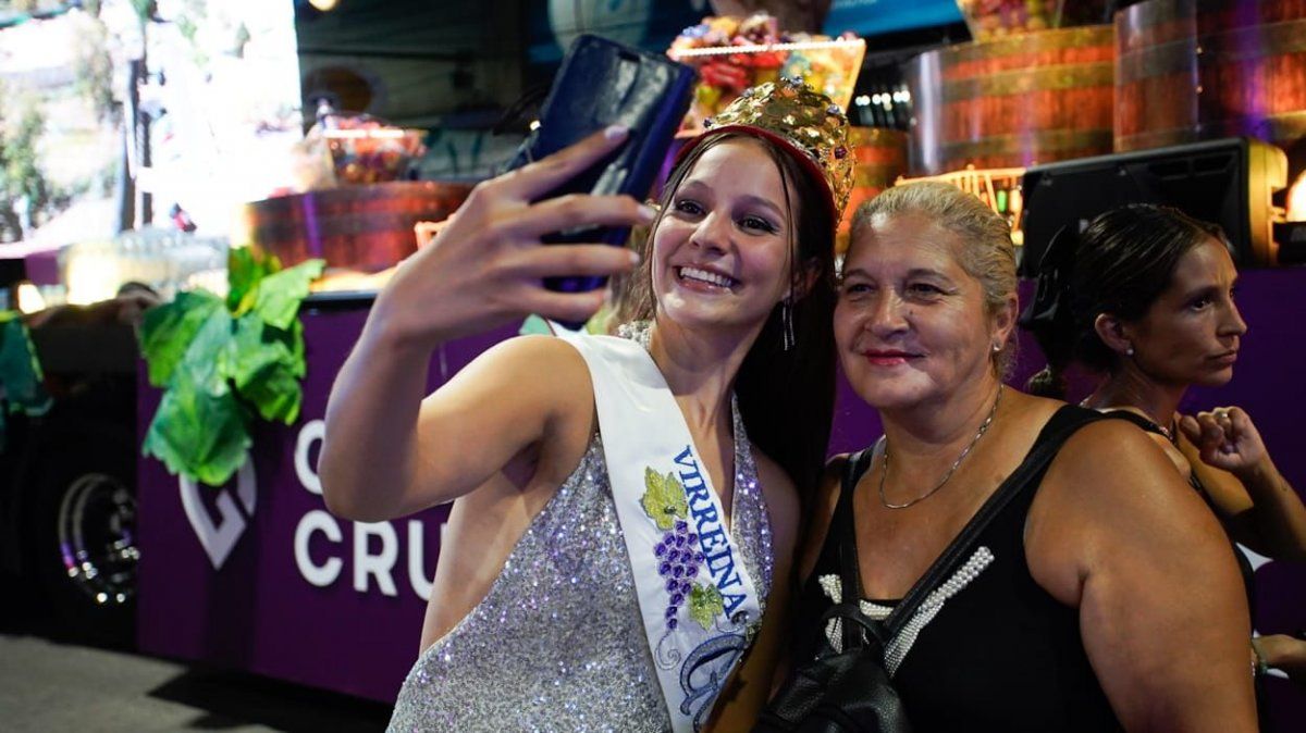 Reinas y virreinas antes de subir a sus carros se tomaron fotos con el público presente de la Vía Blanca. Reinas y virreinas antes de subir a sus carros se tomaron fotos con el público presente de la Vía Blanca.