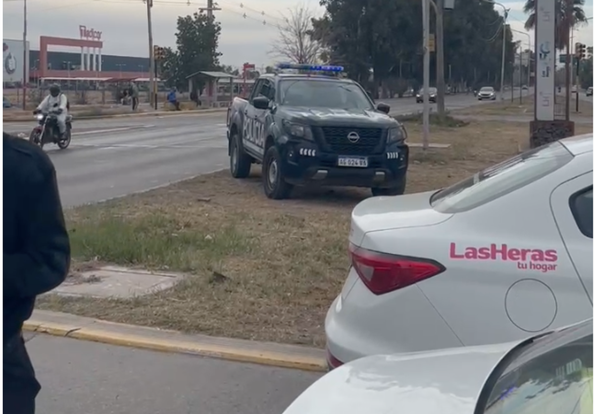 Una camioneta de las fuerzas de seguridad y móviles de Las Heras intervinieron en el operativo que se inició con una persecución policial. Una camioneta de las fuerzas de seguridad y móviles de Las Heras intervinieron en el operativo que se inició con una persecución policial.