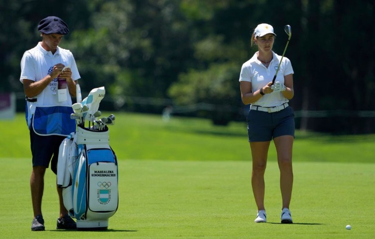 Magdalena Simmermacher quedó retrasada en el golf de los Juegos Olímpicos 2021.