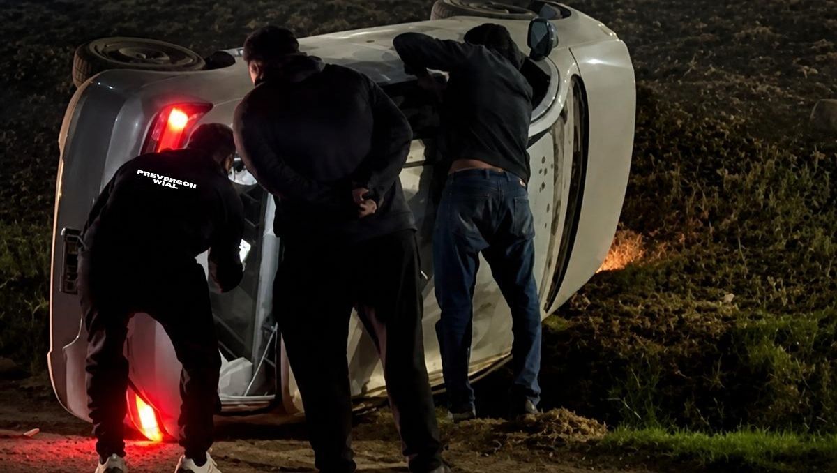 Volcó en el Acceso Sur y cayó en la colectora. Iba borracho, con 1,55 litros de alcohol en sangre. Volcó en el Acceso Sur y cayó en la colectora. Iba borracho, con 1,55 litros de alcohol en sangre.