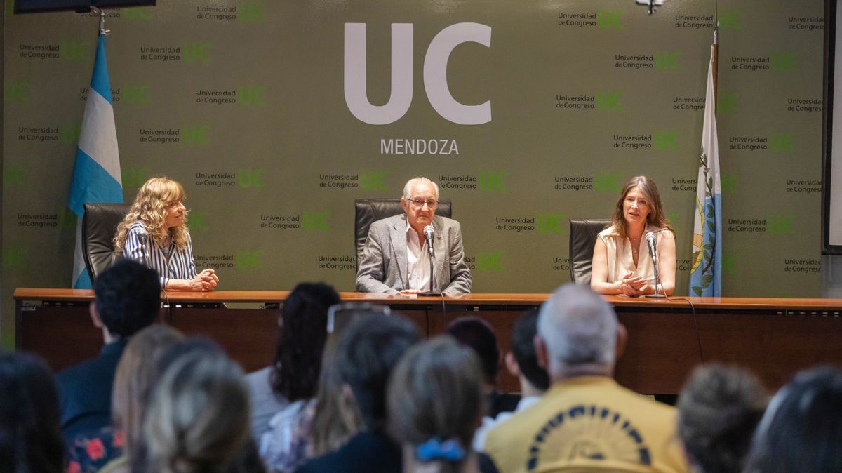El rector de la Universidad de Congreso, Rubén Bresso; la directora ejecutiva de Fundación Grupo América, Gabriela Alé y su apoderada Margarita Viel (izquierda). El rector de la Universidad de Congreso, Rubén Bresso; la directora ejecutiva de Fundación Grupo América, Gabriela Alé y su apoderada Margarita Viel (izquierda).