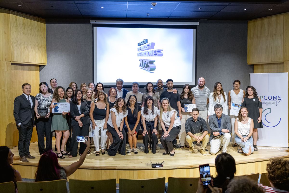 Todos los periodistas reconocidos en los Premios y Distinciones CPCOMS 2025. La gala se realizó este viernes en la Legislatura.