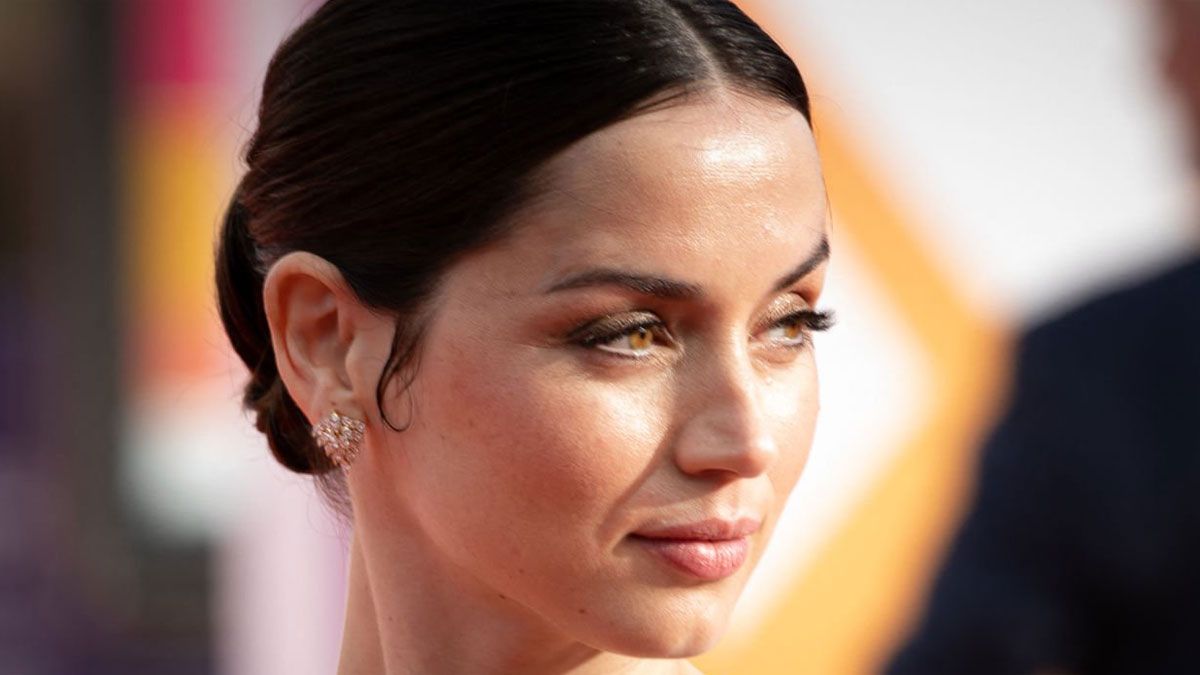 La actriz Ana de Armas interpreta a Iz en la película de Netflix.