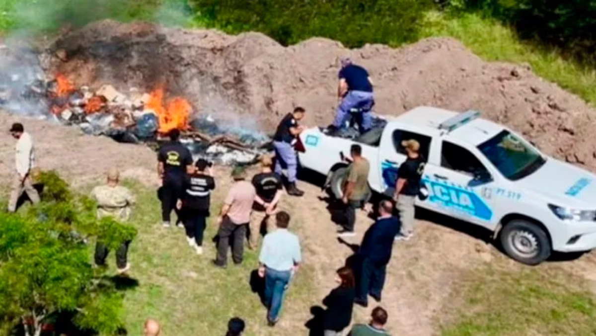 Prenden fuego y no queman nada. En el Chaco varios policías fueron detenidos porque se robaron droga que debían quemar. Prenden fuego y no queman nada. En el Chaco varios policías fueron detenidos porque se robaron droga que debían quemar.