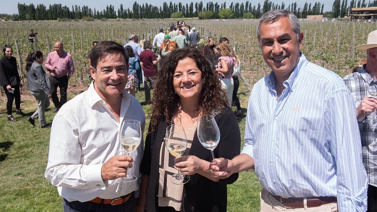 Andrew Reed, director general de World’s Best Vineyards; Nora Vicario, ministra de Turismo y Cultura; y el ministro de Economía, Enrique Vaquié.