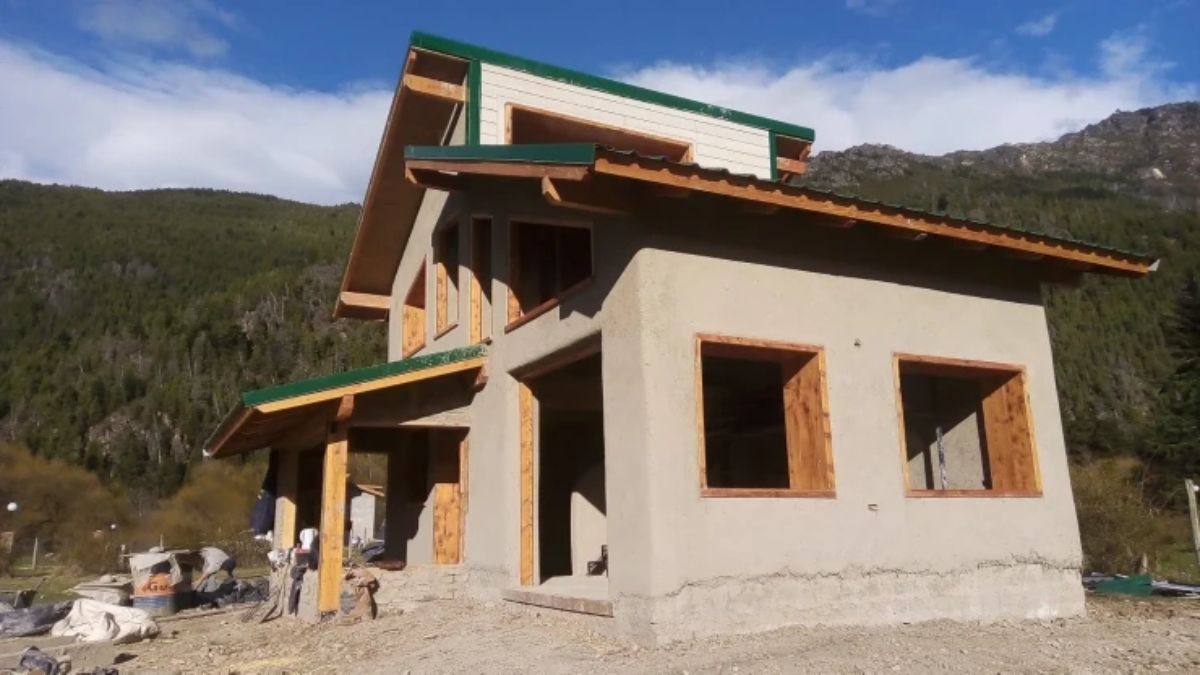 Una casa en la Patagonia, construida según técnicas de bioconstrucción. Aunque estos métodos son sostenibles y adecuados para diversos climas, Argentina aún no ha elaborado ninguna normativa nacional al respecto (Imagen: Leonardo Nucci / TierraFuego) Una casa en la Patagonia, construida según técnicas de bioconstrucción. Aunque estos métodos son sostenibles y adecuados para diversos climas, Argentina aún no ha elaborado ninguna normativa nacional al respecto (Imagen: Leonardo Nucci / TierraFuego)