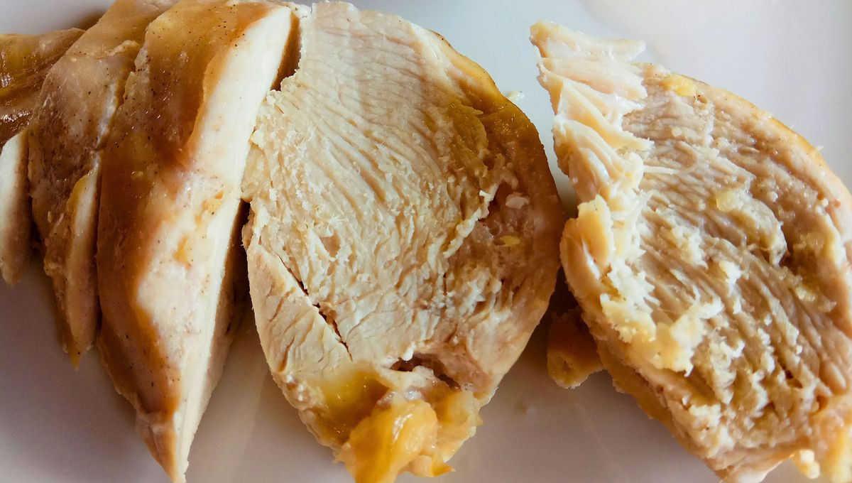 Lo ideal es evitar la piel del pollo por su alto nivel de grasa. Lo ideal es evitar la piel del pollo por su alto nivel de grasa.