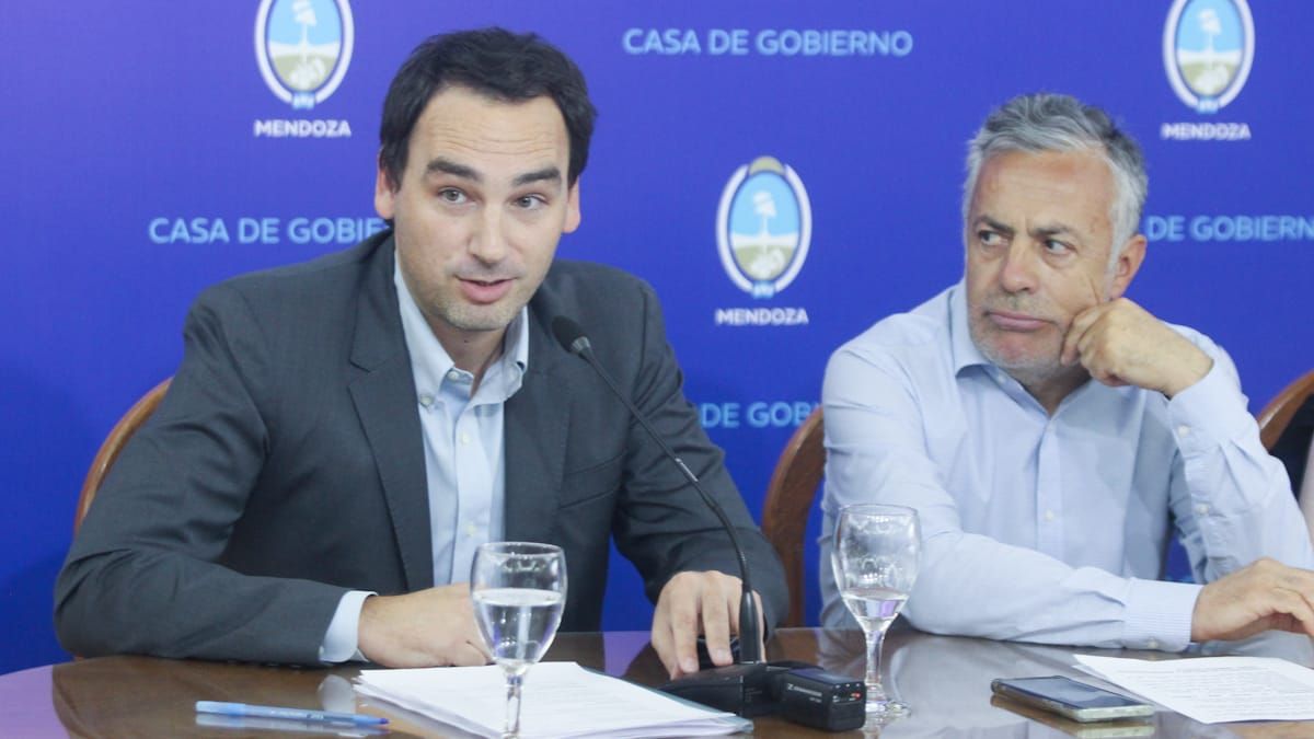 Health Minister Rodolfo Montero, together with Governor Alfredo Cornejo, presented a package of laws, which also includes modifying residences.