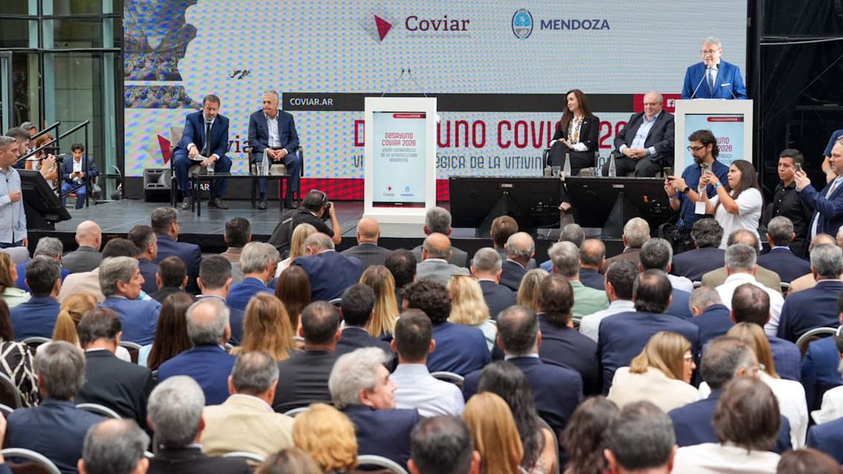 Los presidentes entrante y saliente de la COVIAR, Fabián Ruggeri y Mario González, junto con el gobernador Alfredo Cornejo y la vicepresidenta Victoria Villarruel. Los presidentes entrante y saliente de la COVIAR, Fabián Ruggeri y Mario González, junto con el gobernador Alfredo Cornejo y la vicepresidenta Victoria Villarruel.