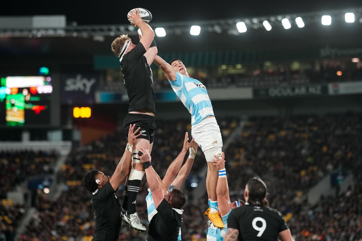 González disputa un line en el duelo entre Los Pumas y los All Blacks por el Rugby Championship. González disputa un line en el duelo entre Los Pumas y los All Blacks por el Rugby Championship.