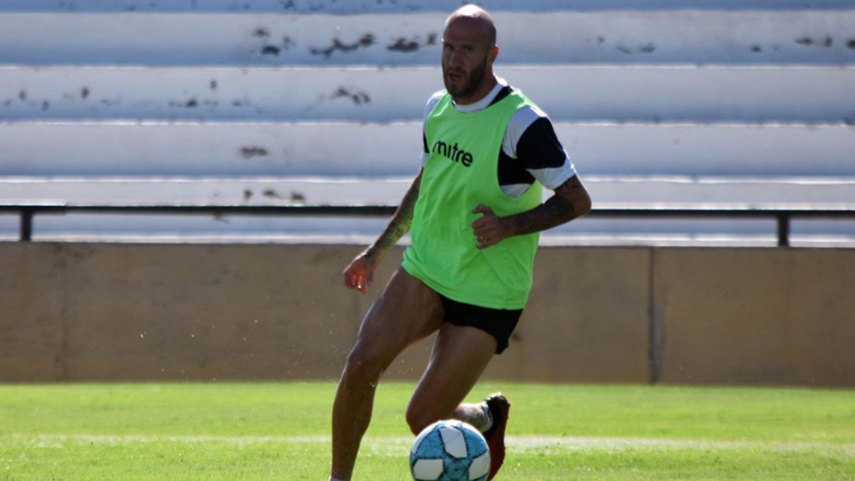 El volante Cristian Llama está en acción. Foto: gentileza prensa Gimnasia y Esgrima.