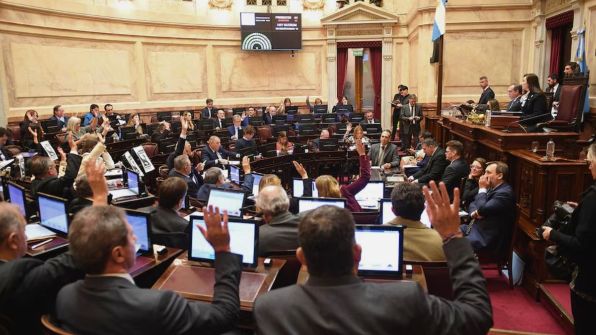 Luis Juez, el senador cordobés, el único que en solitario votó en contra de la coparticipación del Impuesto a los Combustibles. Luis Juez, el senador cordobés, el único que en solitario votó en contra de la coparticipación del Impuesto a los Combustibles.