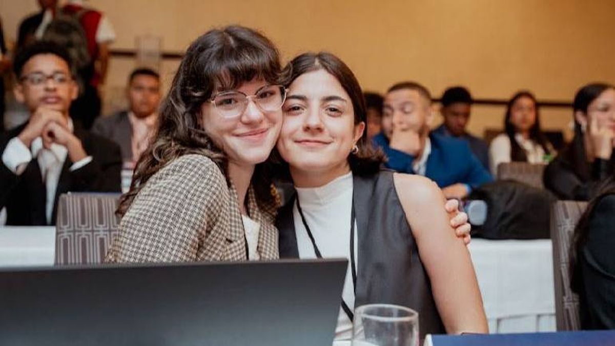 María Belén, a la derecha, detrás del atril como representante en el modelo de las Naciones Unidas. María Belén, a la derecha, detrás del atril como representante en el modelo de las Naciones Unidas.