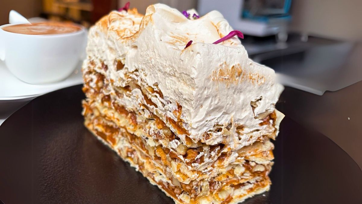 Aprende a preparar la receta del turrón salteño con merengue de miely nueces. Foto: X/@mandalacakes.