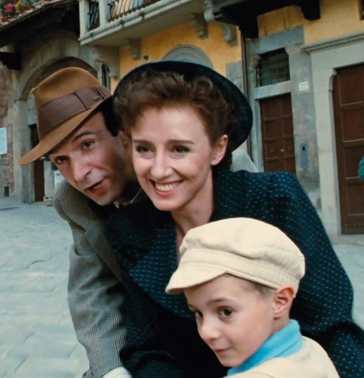 La familia compuesta por el ni&ntilde;o, Roberto Benigni y Nicoletta Braschi.