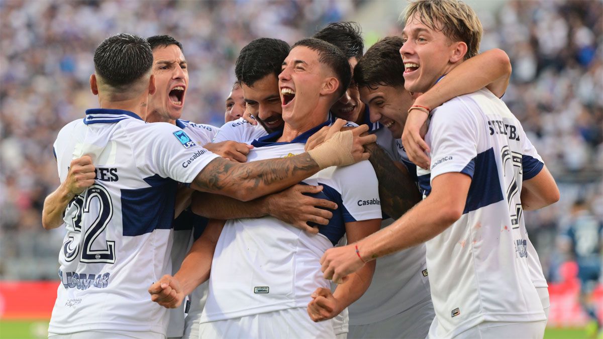 Nicol&aacute;s Barros Schelotto festeja con sus compa&ntilde;eros el gran gol que hizo para Gimnasia La Plata.