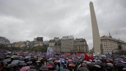 Una multitud vestida de negro marchó contra la violencia de género y los femicidios