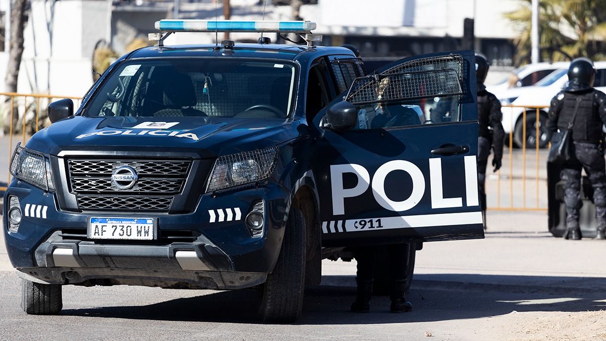 Dos delincuentes se robaron una camioneta de la Policía en Guaymallén