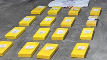 Un camionero advirtió algo raro y Gendarmería secuestró 64 kilos de cocaína que venían a Mendoza Un camionero advirtió algo raro y Gendarmería secuestró 64 kilos de cocaína que venían a Mendoza