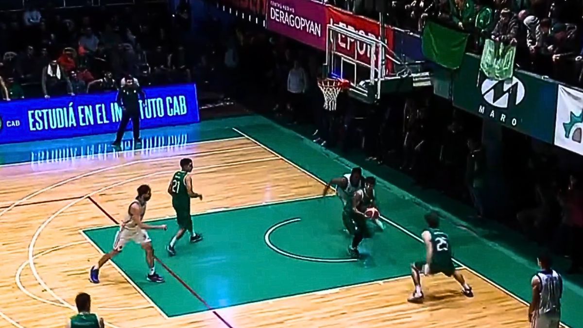 En el encuentro entre Ferro y Boca se produjo el inédito triple de aro a aro.