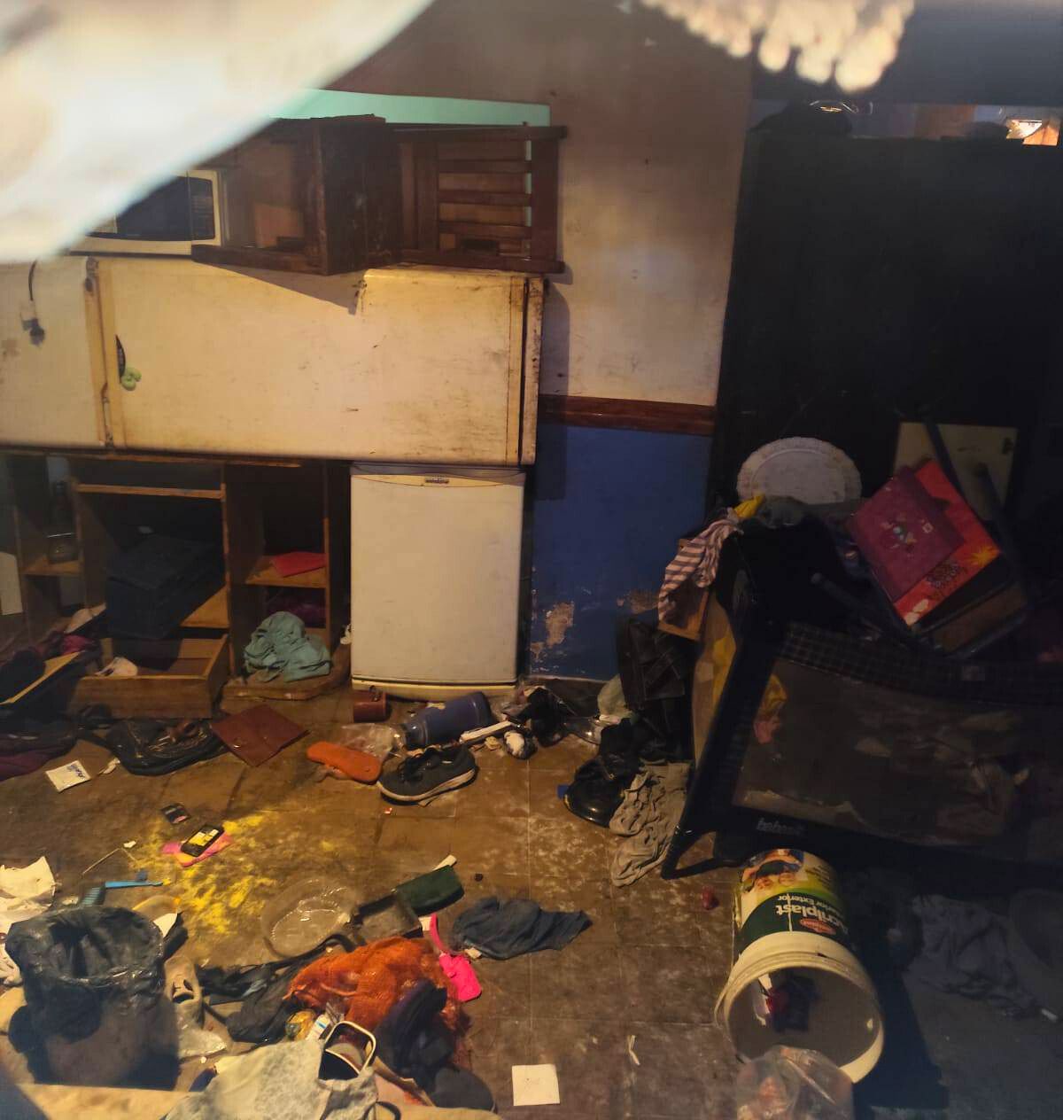 La casa donde se produjo el hecho. Hoy está todo revuelto y puede ser que sea por los allanamientos policiales o porque La casa donde se produjo el hecho. Hoy está todo revuelto y puede ser que sea por los allanamientos policiales o porque