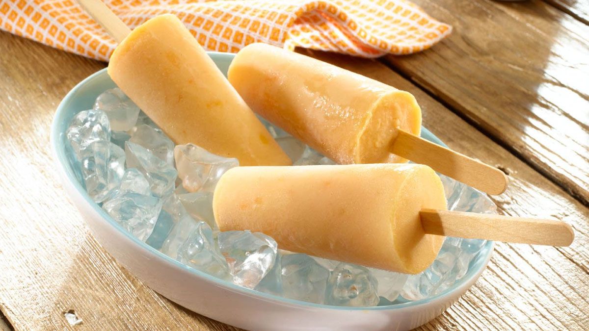 Es muy fácil de hacer los palitos de helado de durazno, una receta especial para paliar el calor.