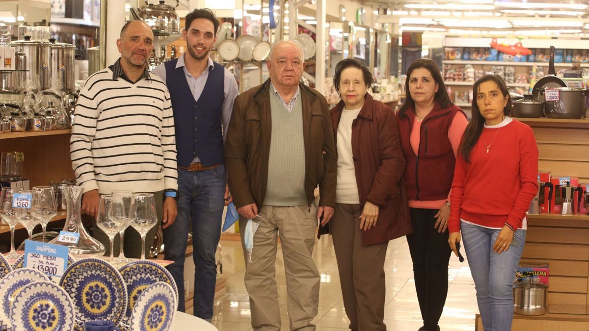 El orgullo de la vigencia. 75 años después del paso inicial de don Sebastián, en el salón del negocio posan Sergi; Sebastián, que heredó el nombre de su bisabuelo; José, hijo del fundador; Olga, esposa de José; y las hijas Mónica y Carina.