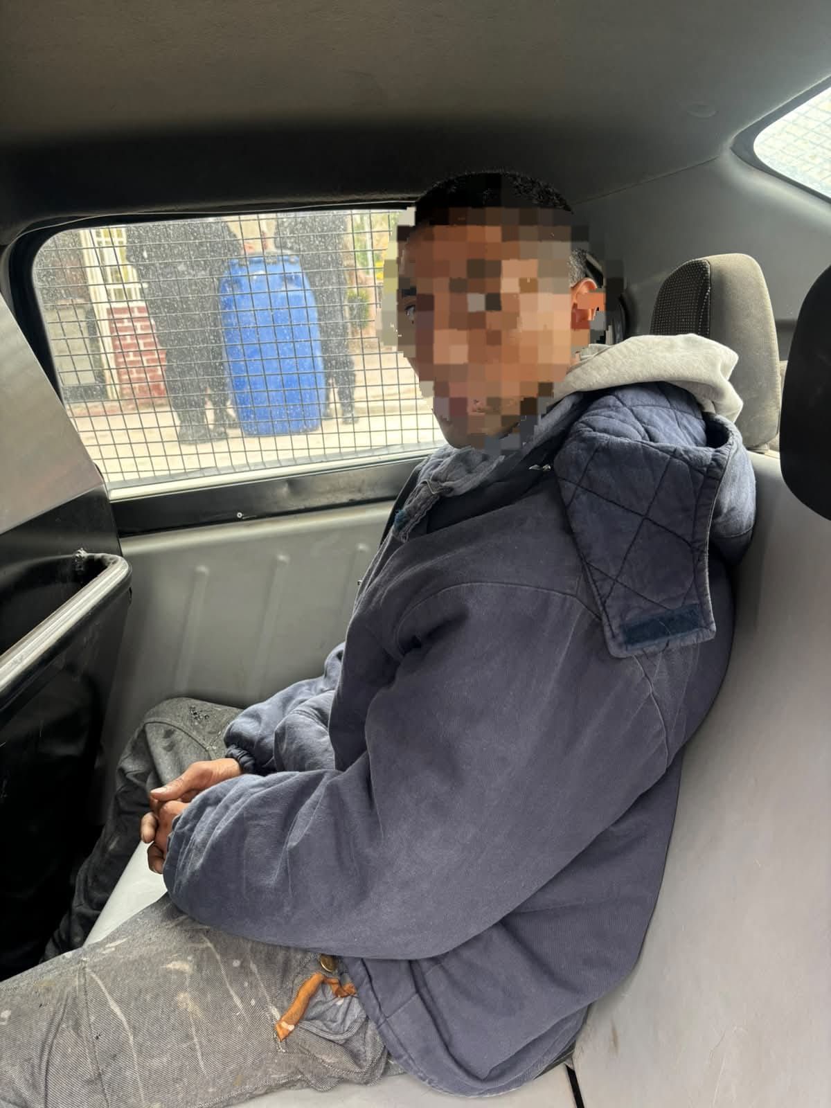 El otro de los detenidos, en el móvil policial. El otro de los detenidos, en el móvil policial.