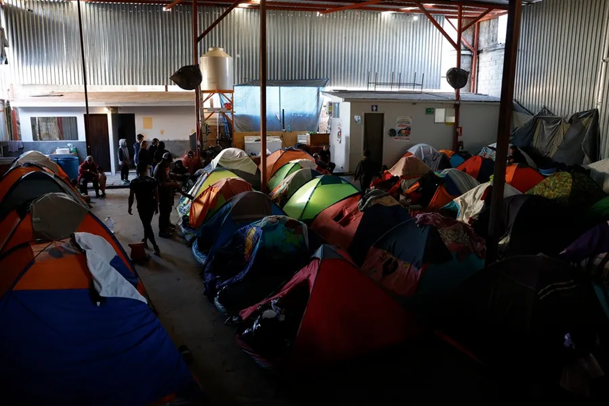 Tiendas de campaña en el refugio para migrantes Movimiento Juventud 2000, en Tijuana, México. Crédito: EFE/EPA/Caroline Brehman. Tiendas de campaña en el refugio para migrantes Movimiento Juventud 2000, en Tijuana, México. Crédito: EFE/EPA/Caroline Brehman.