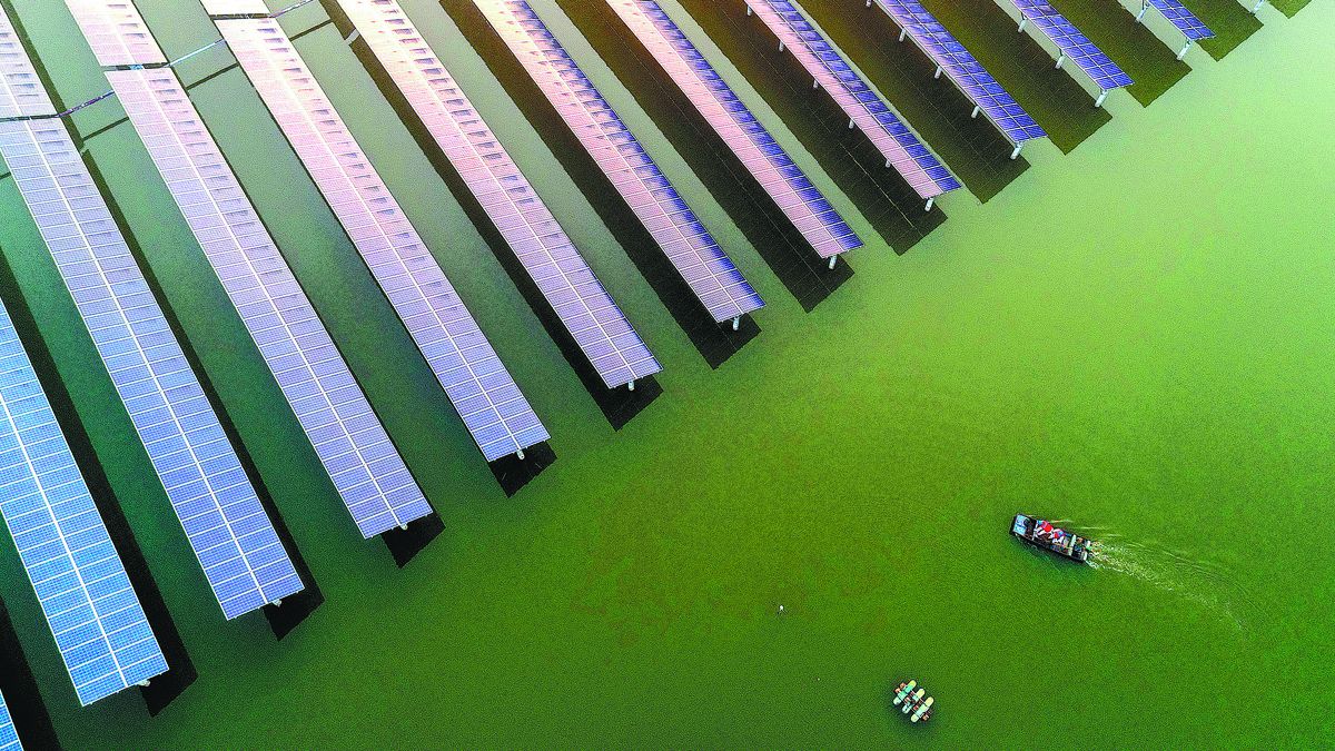 Vista aérea de una planta solar flotante en la aldea de Nandang en Xinghua, provincia de Jiangsu. TANG DEHONG / PARA CHINA DAILY &nbsp;