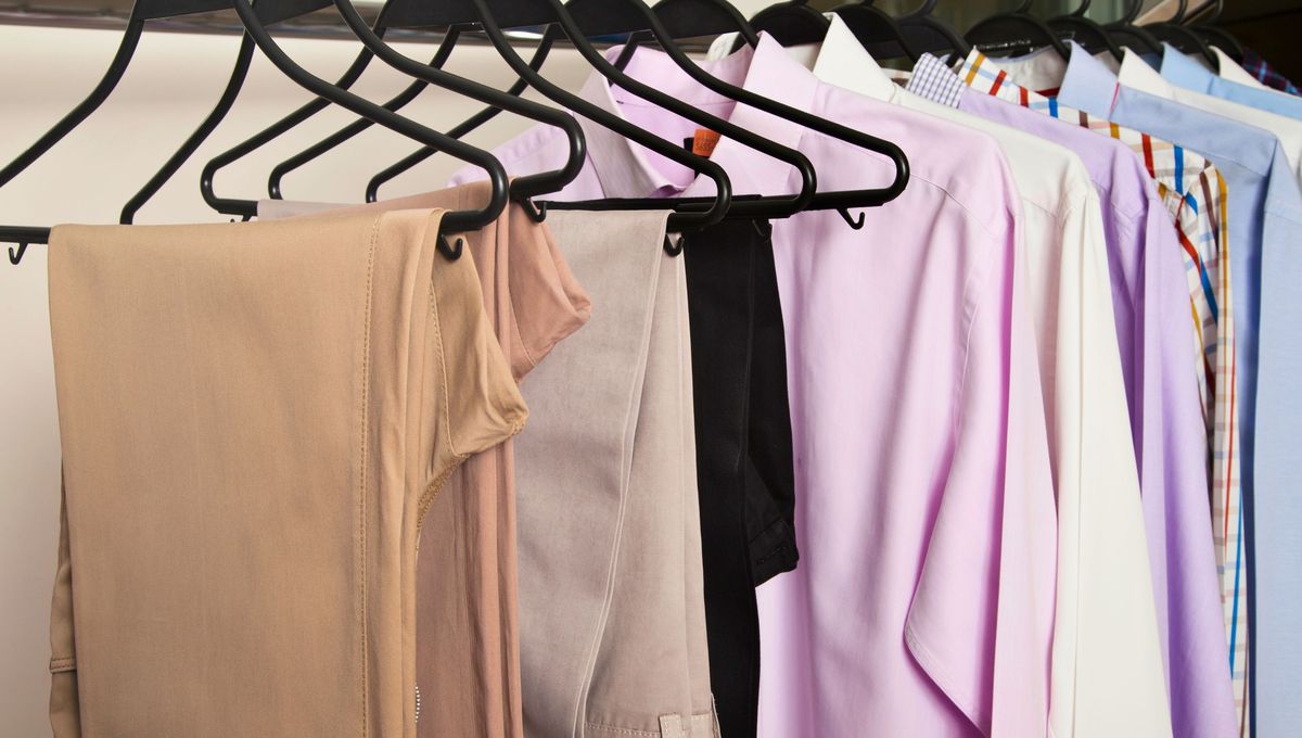 Una técnica sencilla para que los pantalones se mantengan firmes en las perchas. Una técnica sencilla para que los pantalones se mantengan firmes en las perchas. 