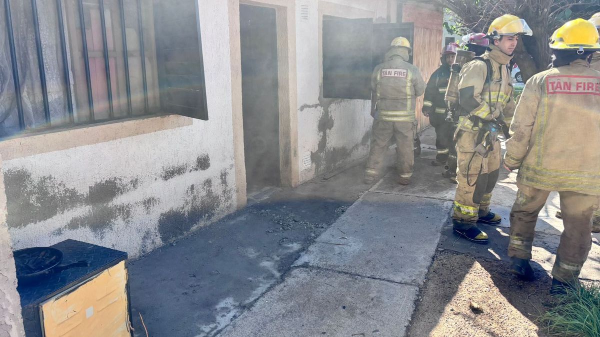 La gente llamó al 911 por el humo que salía en una casa de Guaymallén. Pensaron que era un incendio, pero era una sartén en el fuego. La gente llamó al 911 por el humo que salía en una casa de Guaymallén. Pensaron que era un incendio, pero era una sartén en el fuego.