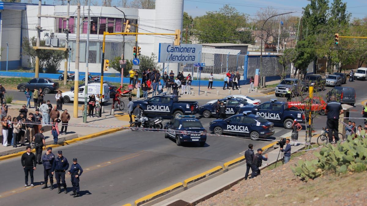 La calle Cañadita Alegre quedó bloqueada. En la zona suele haber gran actividad los días de semana. La calle Cañadita Alegre quedó bloqueada. En la zona suele haber gran actividad los días de semana. 