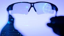 Las smart glasses o anteojos inteligentes prometen dejar de ser un accesorio de nicho para convertirse en el dispositivo central de nuestra vida digital. Crédito: Freepik.