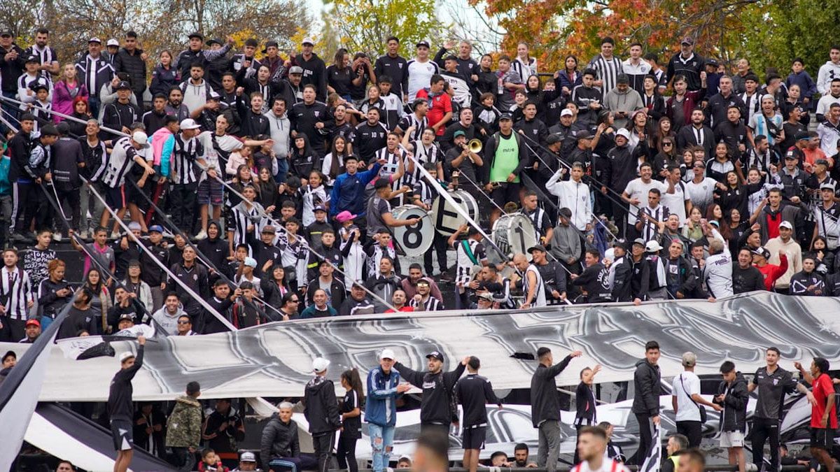 La hinchada del Lobo festejó el tercer triunfo en el torneo, el segundo en el Víctor Legrotaglie.