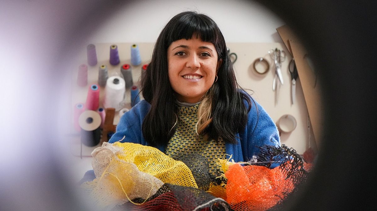 Una joven recicla bolsas de cebollas y telas para fabricar billeteras
