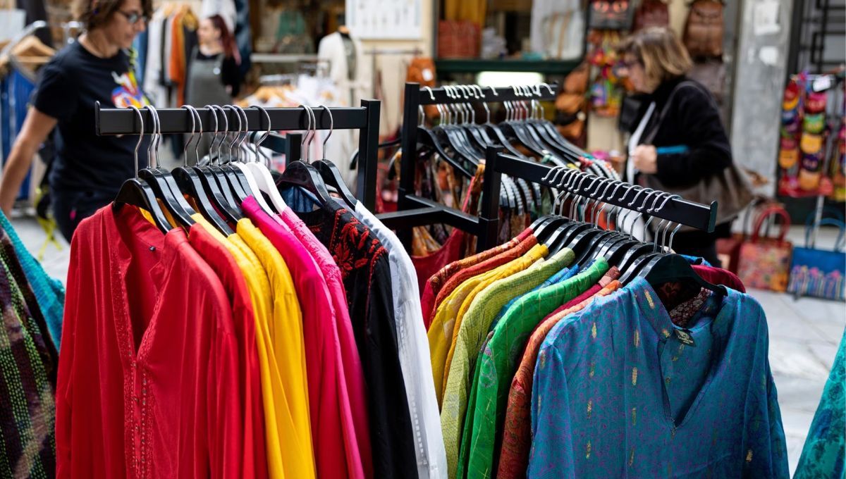 Fardos de ropa: por qué en Argentina son un éxito de ventas y en Chile una pesadilla