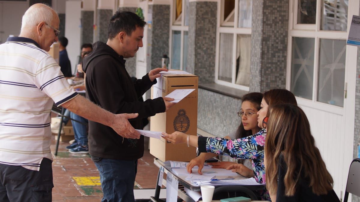 La veda electoral comienza 48 horas antes de los comicios del balotaje y concluye 3 horas después de su finalización. La veda electoral comienza 48 horas antes de los comicios del balotaje y concluye 3 horas después de su finalización.