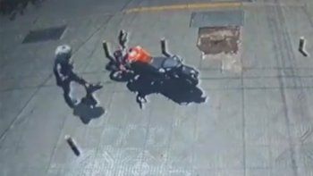 Video: Robaron una moto a plena luz del día y quedó grabado