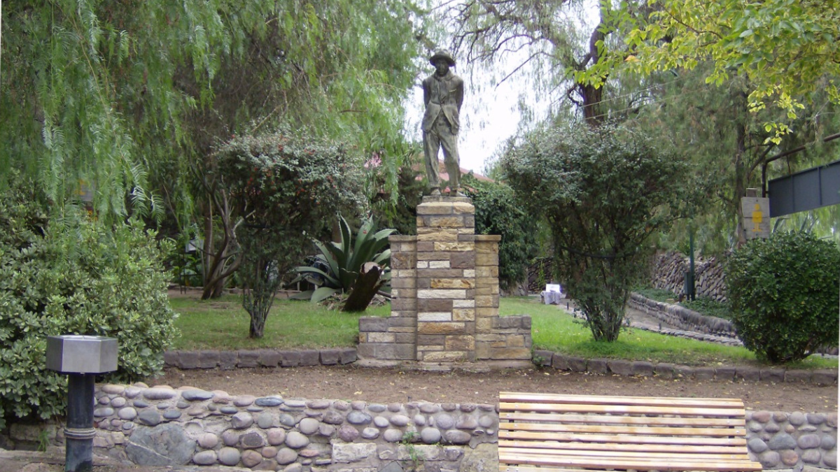 El Criollito, la escultura que Cardona realizó a pedido del gobernador Carlos Lencinas para homenajear a la clase obrera. Está ubicado en el interior del Ecoparque y no se puede visitar